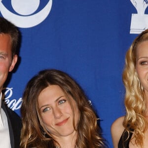 Lisa Kudrow, Matthew Perry e Jennifer Aniston em 2003, ano em que a última temporada de 'Friends' foi exibida
