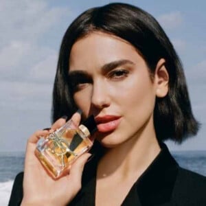 A cantora Dua Lipa revelou usar 3 borrifadas do perfume Libre a cada aplicação