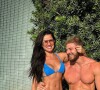 Juliette e Kaique Cerveny aparecem juntos à beira da piscina em novas fotos