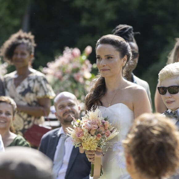 Vestido de noiva de Lucinda na novela 'Terra e Paixão': Tomara que caia com cumprimento midi perfeito para se casar ao ar livre
