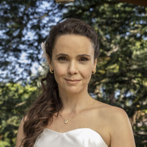 Vestido de noiva de Lucinda na novela 'Terra e Paixão' é romântico e simples