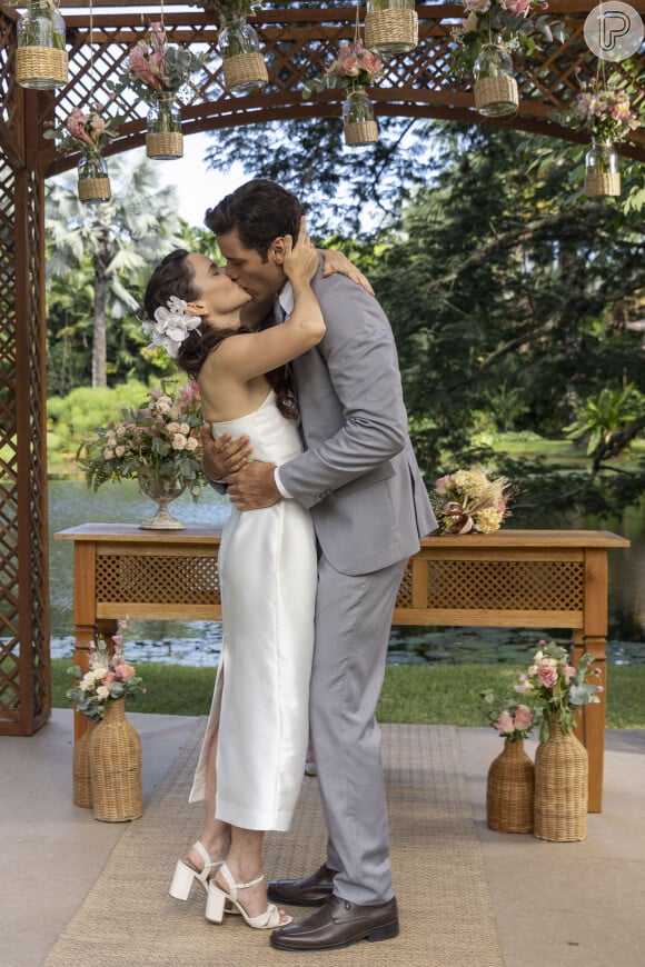 Em 'Terra e Paixão' Lucinda e Marino vão se beijar para selar o amor dos dois no dia de seu casamento