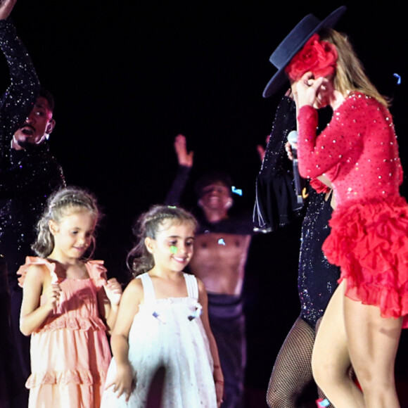 Filhas de Ivete Sangalo roubaram a cena ao cantarem e dançarem com a mãe em show histórico no Maracanã em 20 de dezembro de 2023