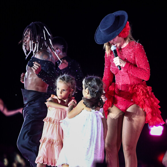 Filhas de Ivete Sangalo, Marina e Helena apostaram em lookinhos diferentes e confortáveis para prestigiarem a mãe em show no Maracanã