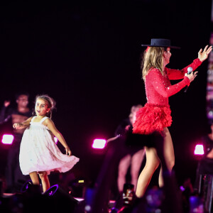 Filha gêmea de Ivete Sangalo esbanjou fofura e roubou a cena no palco do Maracanã