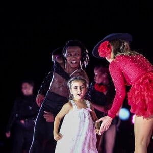 Ivete Sangalo usou um look vermelho com chapéu e uma flor no cabelo em parte de seu show no Maracanã