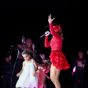 Filhas de Ivete Sangalo e Daniel Cady fizeram uma farra no palco durante show da mãe no Maracanã