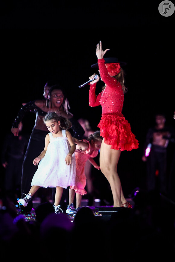 Filhas de Ivete Sangalo e Daniel Cady fizeram uma farra no palco durante show da mãe no Maracanã