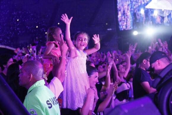 Filha de Ivete Sangalo e Daniel Cady acenou para o público durante show da mãe no Maracanã em 20 de dezembro de 2023