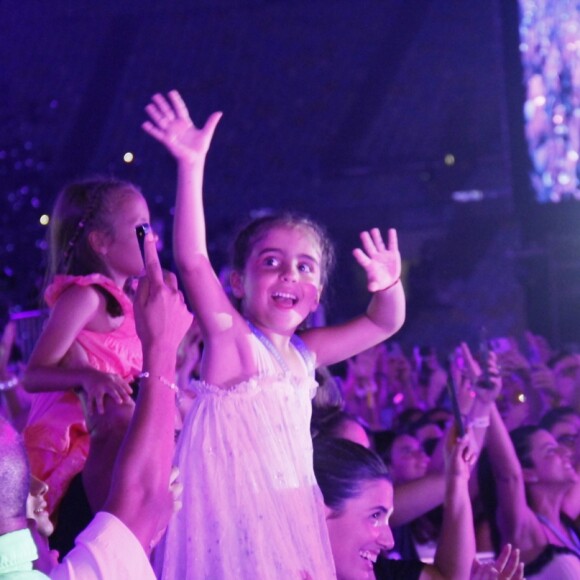 Filha de Ivete Sangalo e Daniel Cady acenou para o público durante show da mãe no Maracanã em 20 de dezembro de 2023