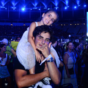 Filha de Ivete Sangalo e Daniel Cady assistiu ao show da mãe nos ombros do irmão, Marcelo