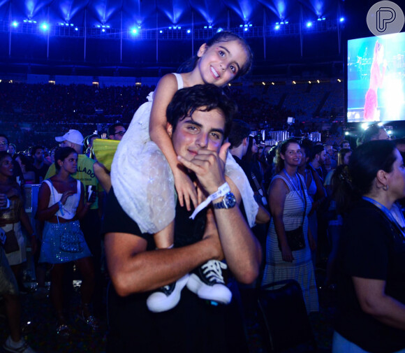 Filha de Ivete Sangalo e Daniel Cady assistiu ao show da mãe nos ombros do irmão, Marcelo