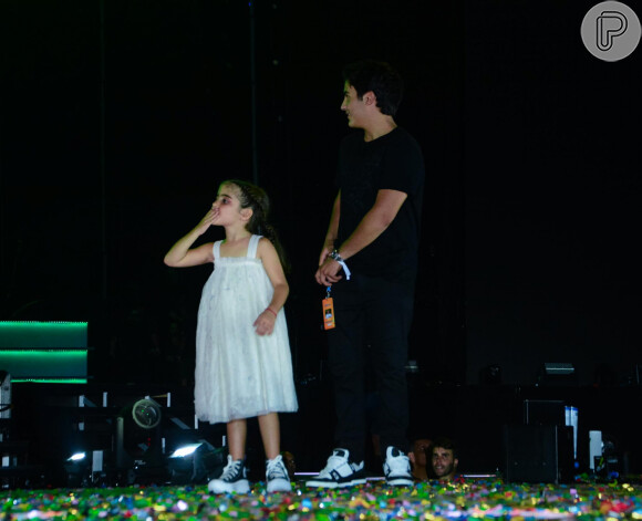 Filha de Ivete Sangalo e Daniel Cady encantou o público ao mandar beijos para a plateia durante show da mãe no Maracanã