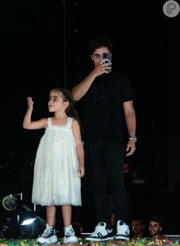 Filha de Ivete Sangalo e Daniel Cady acenou para o público em show da mãe no Maracanã