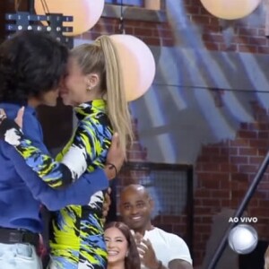 André Gonçalves beijou Danielle Winits, de quem se separou, na final de 'A Fazenda 15'
