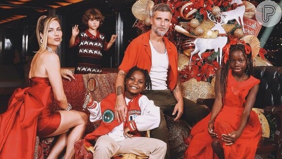 Giovanna Ewbank e Bruno Gagliasso posaram com os filhos para fotos de Natal