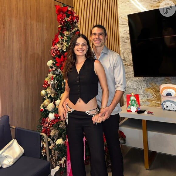 Isis Valverde passou primeiro Natal com o noivo, Marcus Buaiz, e foi criticada por usar preto