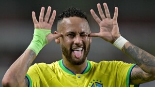 Com lesão no joelho e sem jogar, Neymar chega ao cruzeiro para três dias de festa: 'No rolê'
