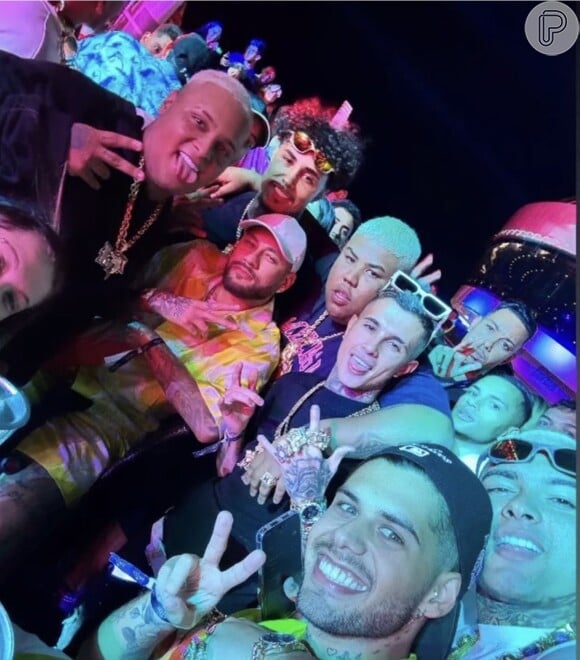 Neymar está curtindo três dias de festas e shows em cruzeiro