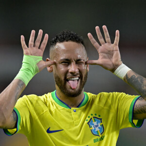 Internautas acreditam que Neymar deveria estar descansando durante recuperação de lesão