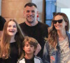 Fernanda Rodrigues combinou jeans com a filha, Luisa, durante passeio com marido e filho por shopping do Rio de Janeiro em 29 de dezembro de 2023