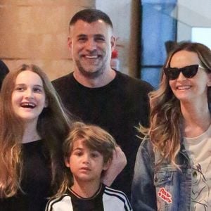 Fernanda Rodrigues combinou jeans com a filha, Luisa, durante passeio com marido e filho por shopping do Rio de Janeiro em 29 de dezembro de 2023