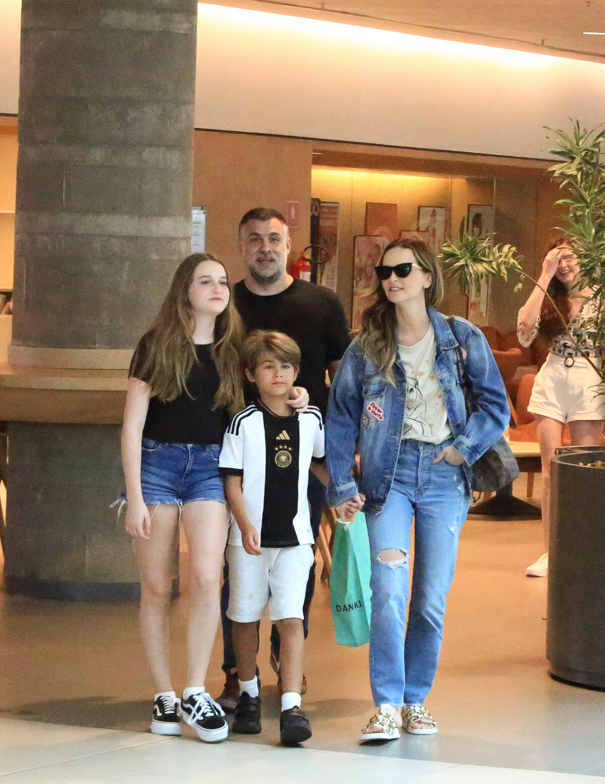 Foto Fernanda Rodrigues E A Filha Luisa Apostaram No Jeans Para Passeio Em Shopping Com Raoni