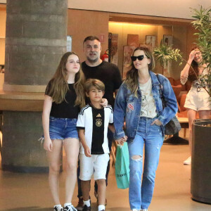 Fernanda Rodrigues e a filha, Luisa, apostaram no jeans para passeio em shopping com Raoni Carneiro, pai da adolescente e marido da atriz, e Bento, filho da artista e do diretor