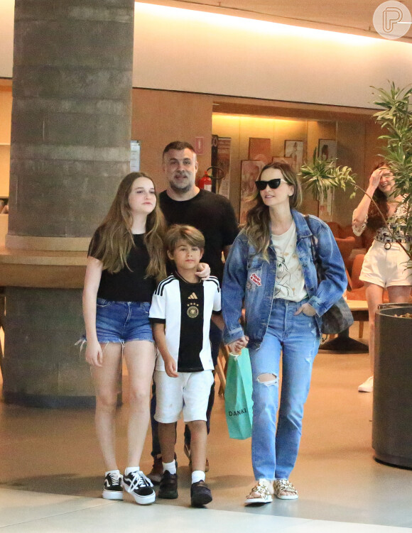 Fernanda Rodrigues e a filha, Luisa, apostaram no jeans para passeio em shopping com Raoni Carneiro, pai da adolescente e marido da atriz, e Bento, filho da artista e do diretor