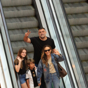Fernanda Rodrigues, a filha, Luisa, e o marido, Raoni Carneiro, acenaram para o fotógrafo em passeio por shopping