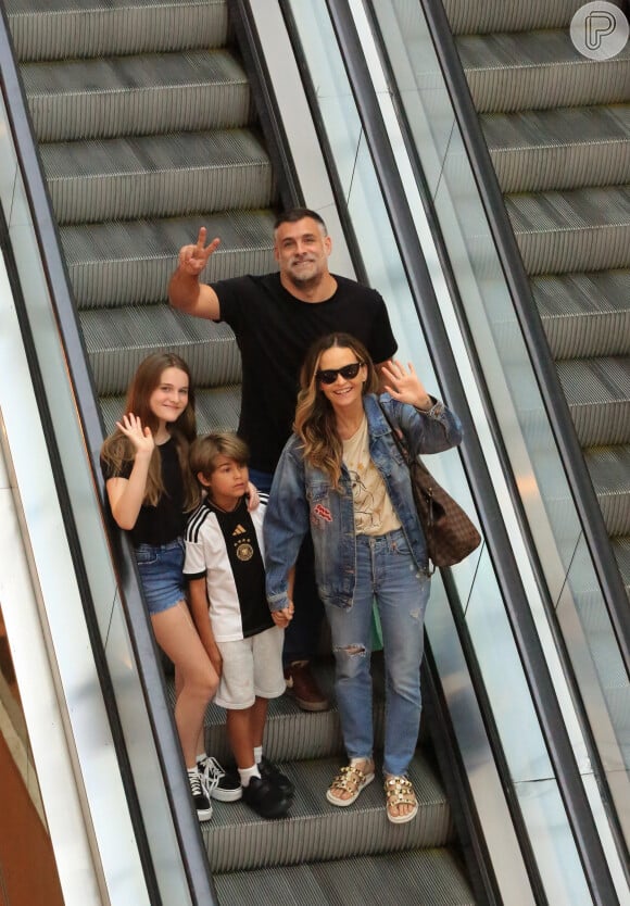 Fernanda Rodrigues, a filha, Luisa, e o marido, Raoni Carneiro, acenaram para o fotógrafo em passeio por shopping