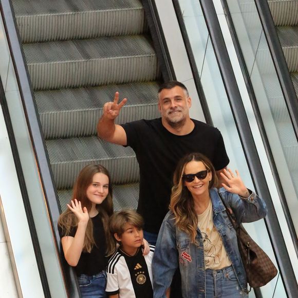 Fernanda Rodrigues, a filha, Luisa, e o marido, Raoni Carneiro, acenaram para o fotógrafo em passeio por shopping
