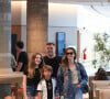 Fernanda Rodrigues e o marido, Raoni Carneiro, levaram os filhos, Luisa e Bento, para um passeio por shopping do Rio de Janeiro
