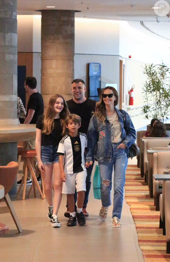 Fernanda Rodrigues e o marido, Raoni Carneiro, levaram os filhos, Luisa e Bento, para um passeio por shopping do Rio de Janeiro