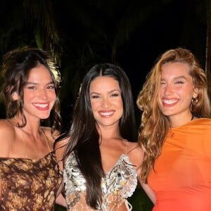 Bruna Marquezine, Juliette e Sasha posaram juntas e quebraram a web com a beleza do trio