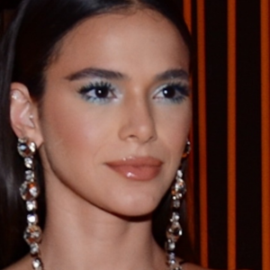 Bruna Marquezine está curtindo o pré-réveillon entre amigos