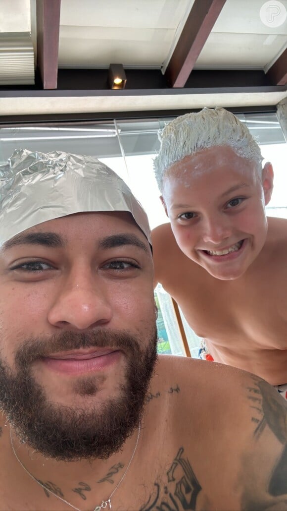 Neymar e o filho, Davi Lucca, adotaram cabelo descolorido no último dia de 2023