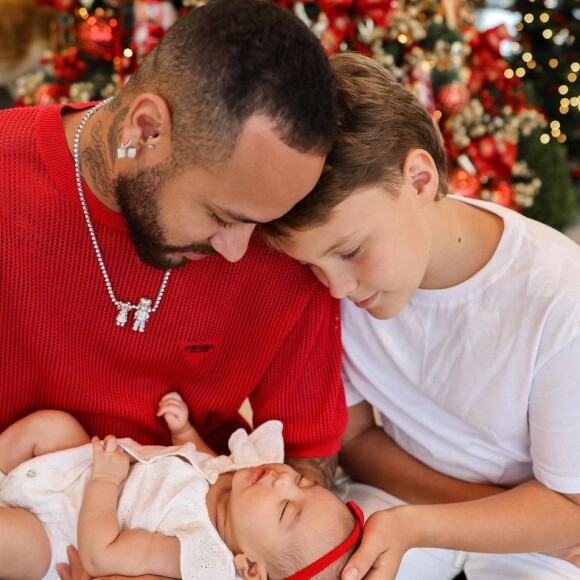 Neymar posou no Natal com os filhos, Davi Lucca e Mavie