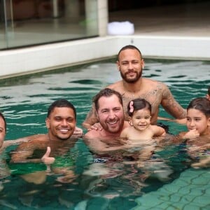 Neymar segue em recuperação de cirurgia no joelho, porém não deixou as festas de lado