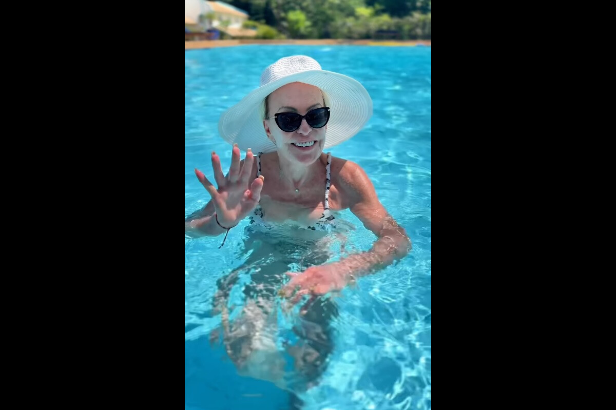 De biquíni e aos 74 anos, Ana Maria Braga aproveita piscina e sol em 1º dia  de 2024 e web define: 'Gatíssima