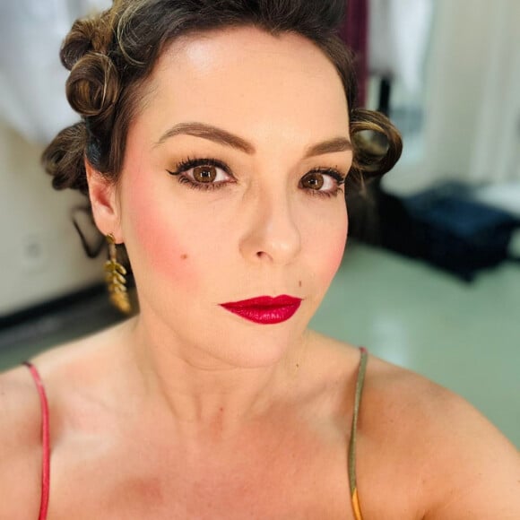 Regiane Alves chegou a ser alertada do erro, mas teimou e ainda deu uma resposta atravessada para um seguidor que classificou o episódio como uma gafe