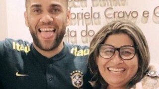Jovem que acusa Daniel Alves de estupro toma medida contra mãe do jogador após ter foto vazada