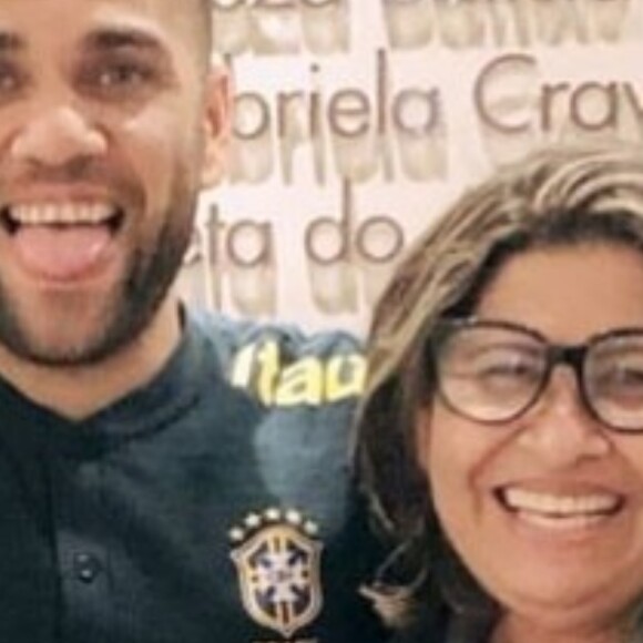 Mãe de Daniel Alves é processada por jovem vítima do jogador