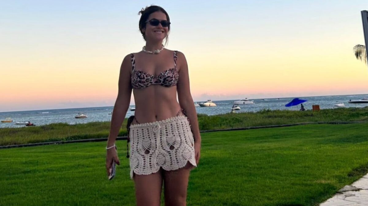 De biquíni animal print, Maisa Silva completa look com saída de praia de  crochê durante férias em Pernambuco - Purepeople