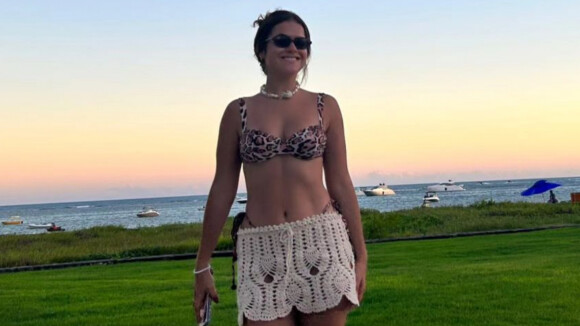 De biquíni animal print, Maisa Silva completa look com saída de praia de crochê durante férias em Pernambuco