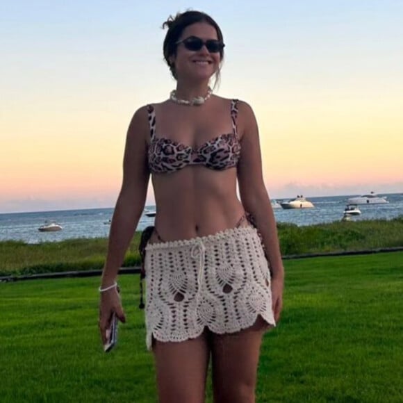 De biquíni, Maisa Silva completou look com saída de praia de crochê durante férias em Pernambuco em 5 de janeiro de 2024