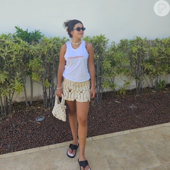 Maisa Silva surgiu com saída de praia e bolsa feitas de crochê em férias no Nordeste