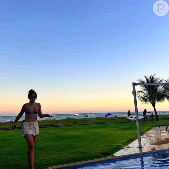 De biquíni animal print, Maisa Silva posou em praia de Serrambi (Pernambuco)