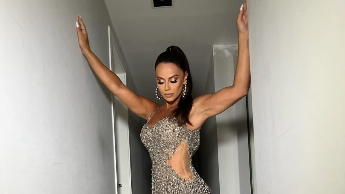 Viviane Araujo deixa pernas saradas à mostra em look brilhoso para sambar  no Salgueiro. Fotos! - Purepeople