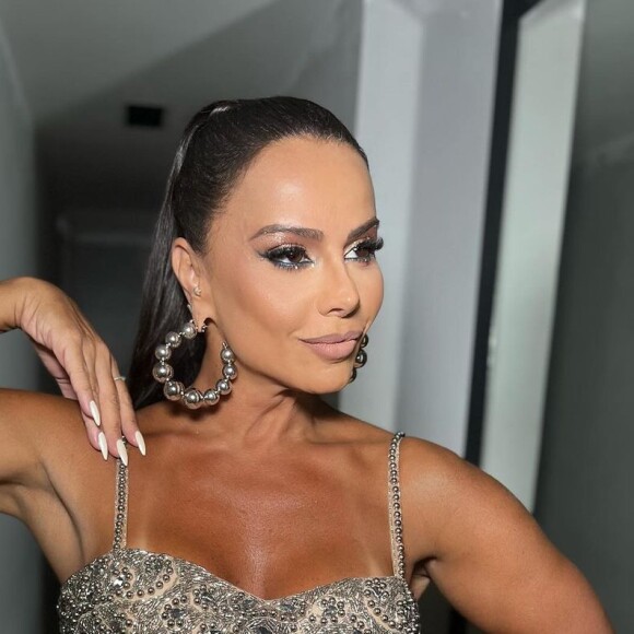 Viviane Araujo apostou em look prateado para ensaio do Salgueiro